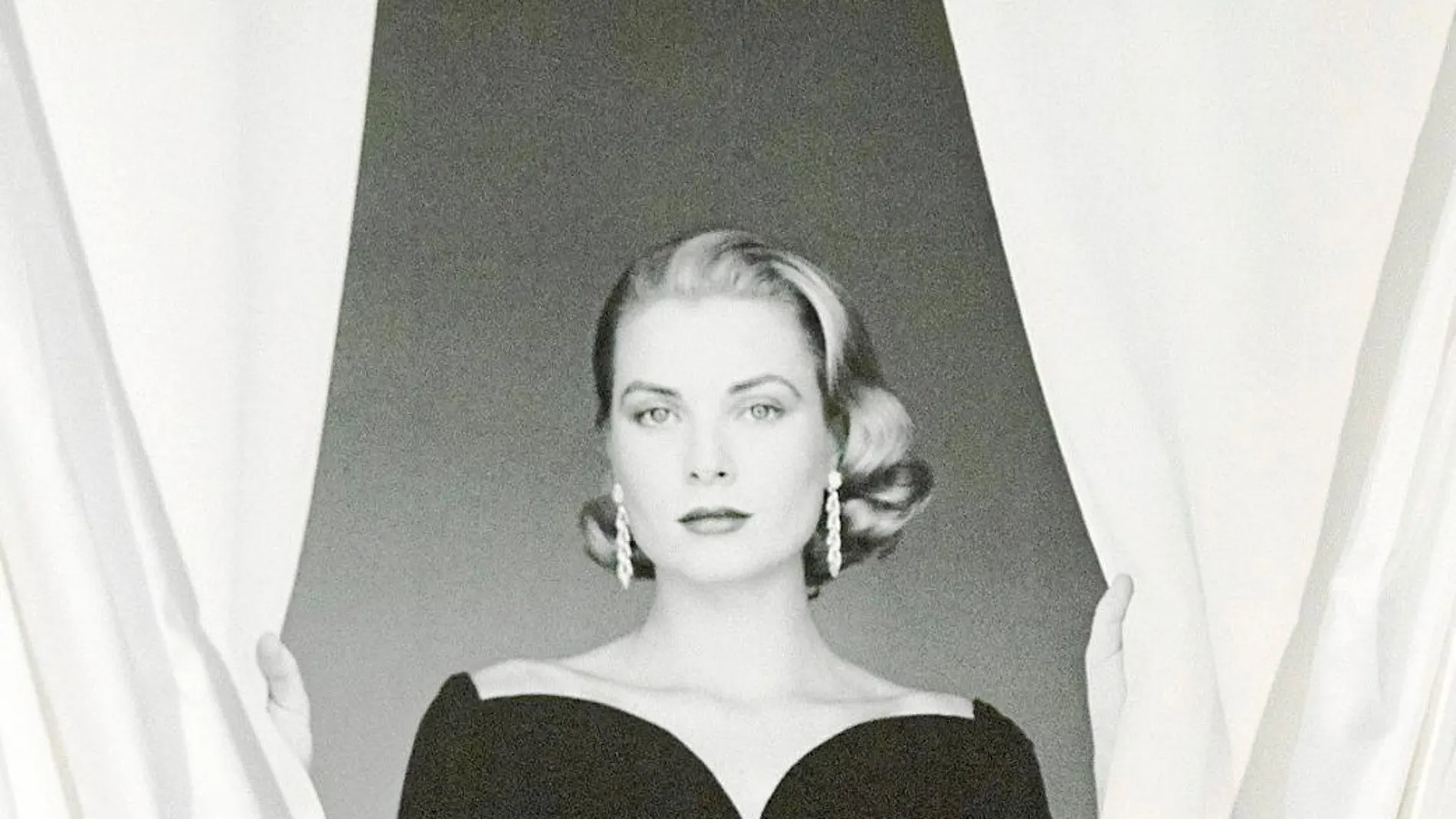 Grace Kelly con un vestido negro de cóctel de la firma Dior
