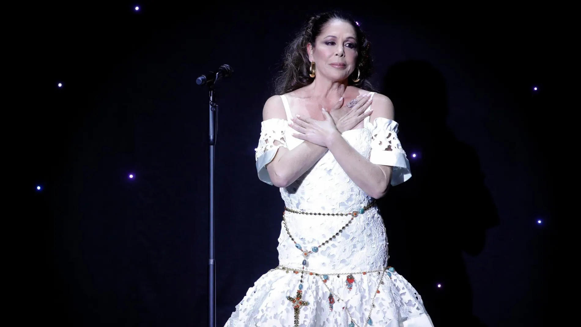 Isabel Pantoja al comienzo de un concierto que ofreció hoy en el Teatro Real de Aranjuez/EFE