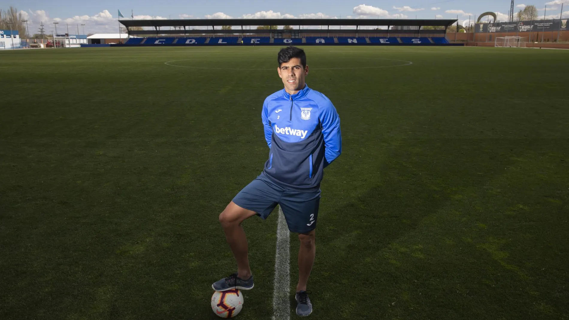 Juanfran posa en la Instalación Deportiva del Leganés