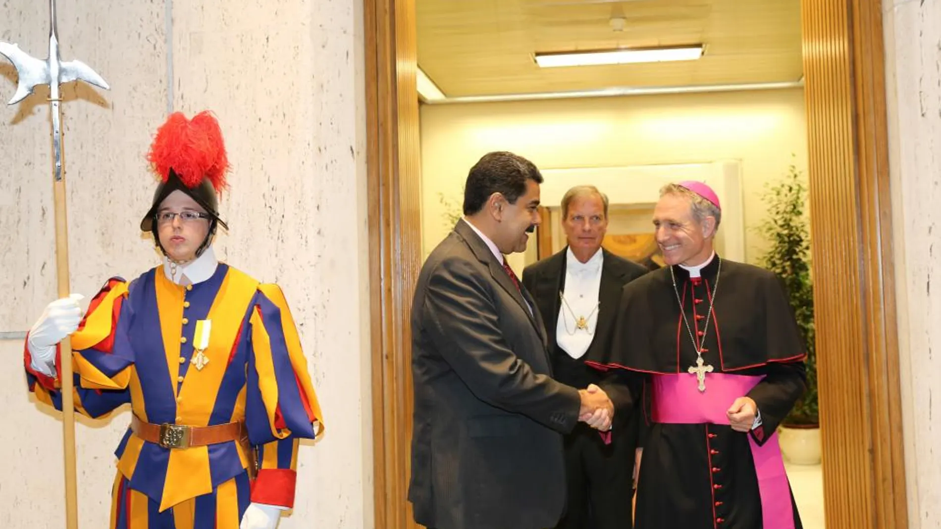El presidente de Venezuela, Nicolás Maduro (c), es recibido por el presbíterio italiano Guido Marini (d), maestro de la Oficina de las Celebraciones Litúrgicas del Sumo Pontífice, hoy, lunes