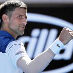 Djokovic lució un calentador en su brazo para proteger el codo dolorido, que le obligó a parar el pasado julio