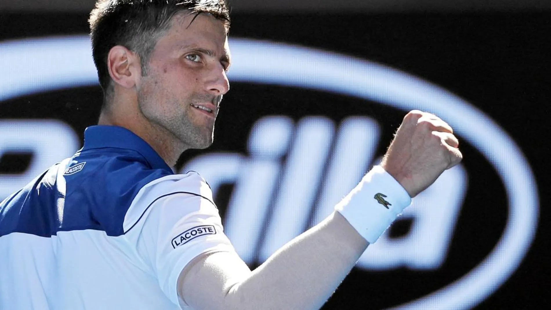 Djokovic lució un calentador en su brazo para proteger el codo dolorido, que le obligó a parar el pasado julio