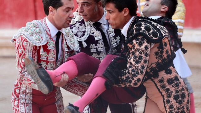 Javier Castaño siendo trasladado a la enfermería de la Plaza de Toros de Pamplona / EFE
