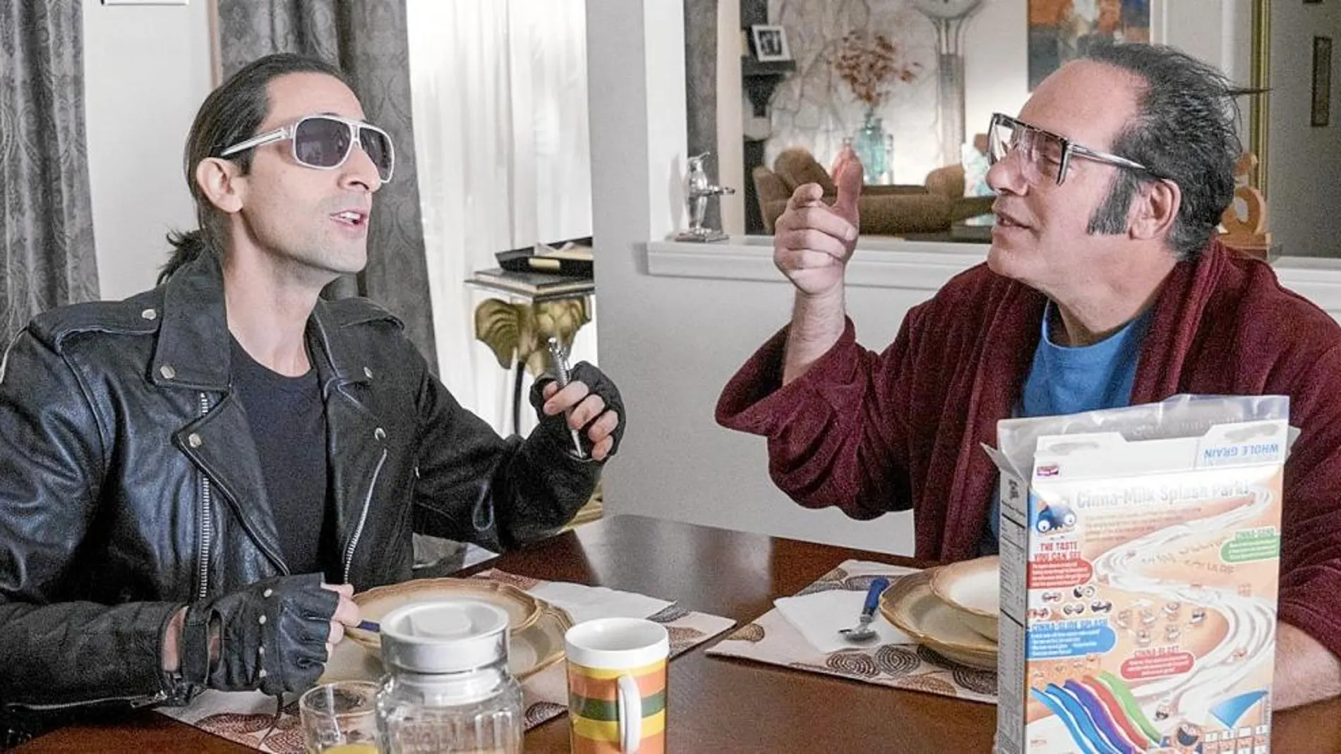 A la izda., Adrien Brody, que hace un cameo, junto al protagonista de «Dice», Andrew Dice Clay