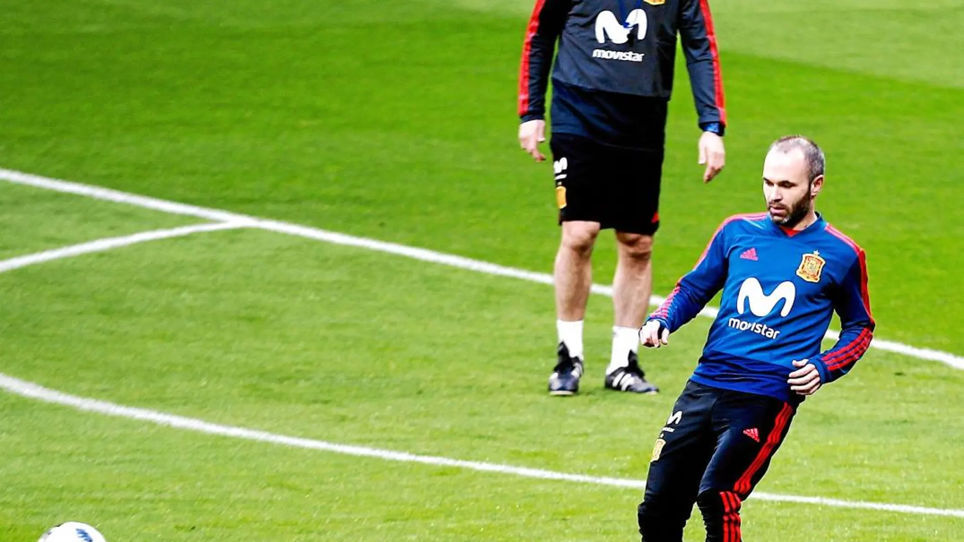 Andrés Iniesta, durante el entrenamiento de ayer, ante la mirada del seleccionador español, Julen Lopetegui.