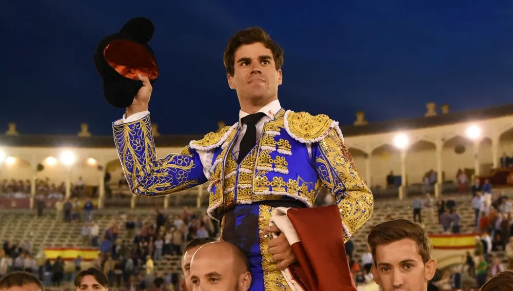 Rubén Pinar en hombros en la plaza de toros de Albacete, en imagen de archivo