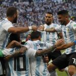 Los jugadores de Argentina celebran el primer gol anotado por Messi / Ap