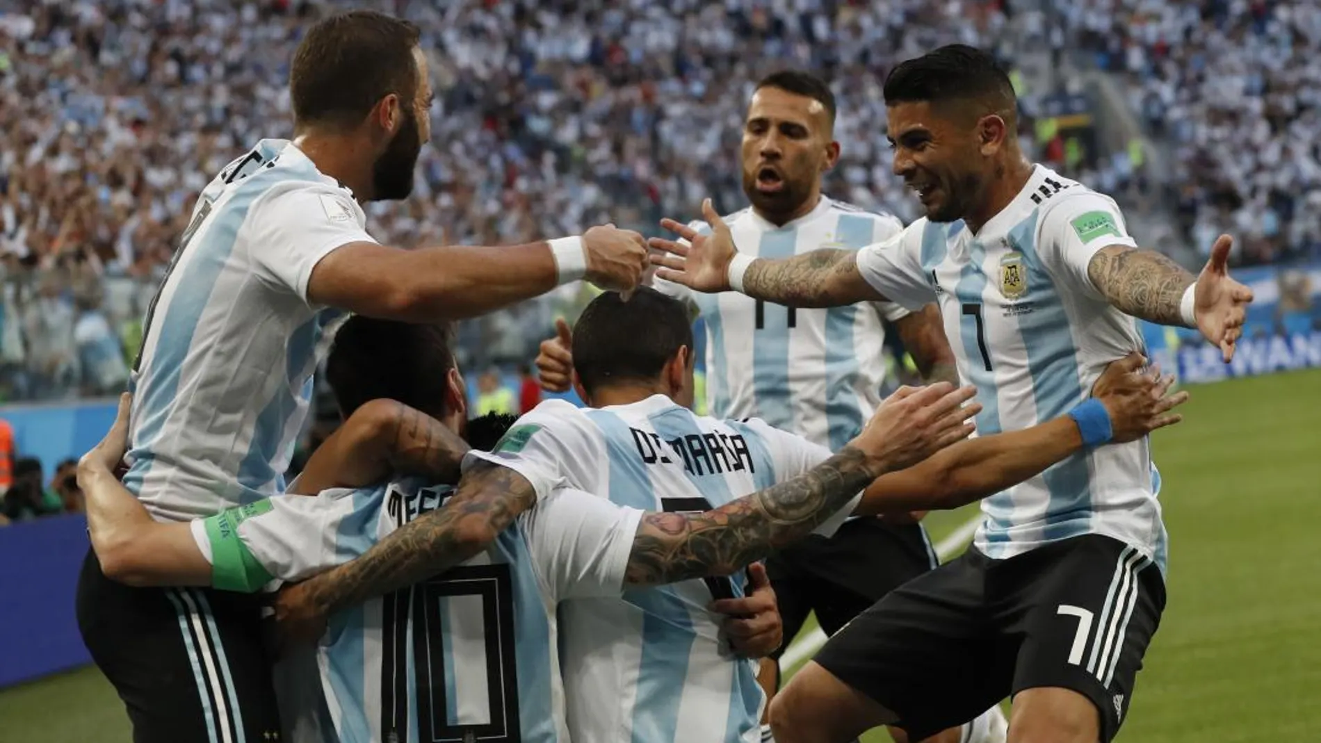 Los jugadores de Argentina celebran el primer gol anotado por Messi / Ap