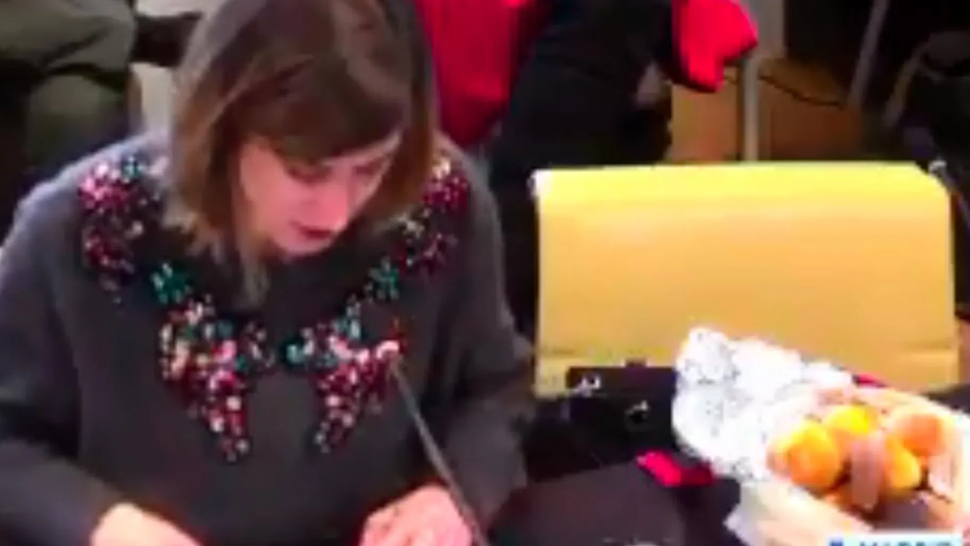 Sofía Miranda, con una bolsa se magdalenas, en una imagen de la retransmisión del Pleno