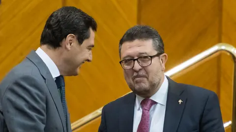 El líder del PP-A, Juanma Moreno (i) saluda al juez en excedencia Francisco Serrano y cabeza de lista de Vox.