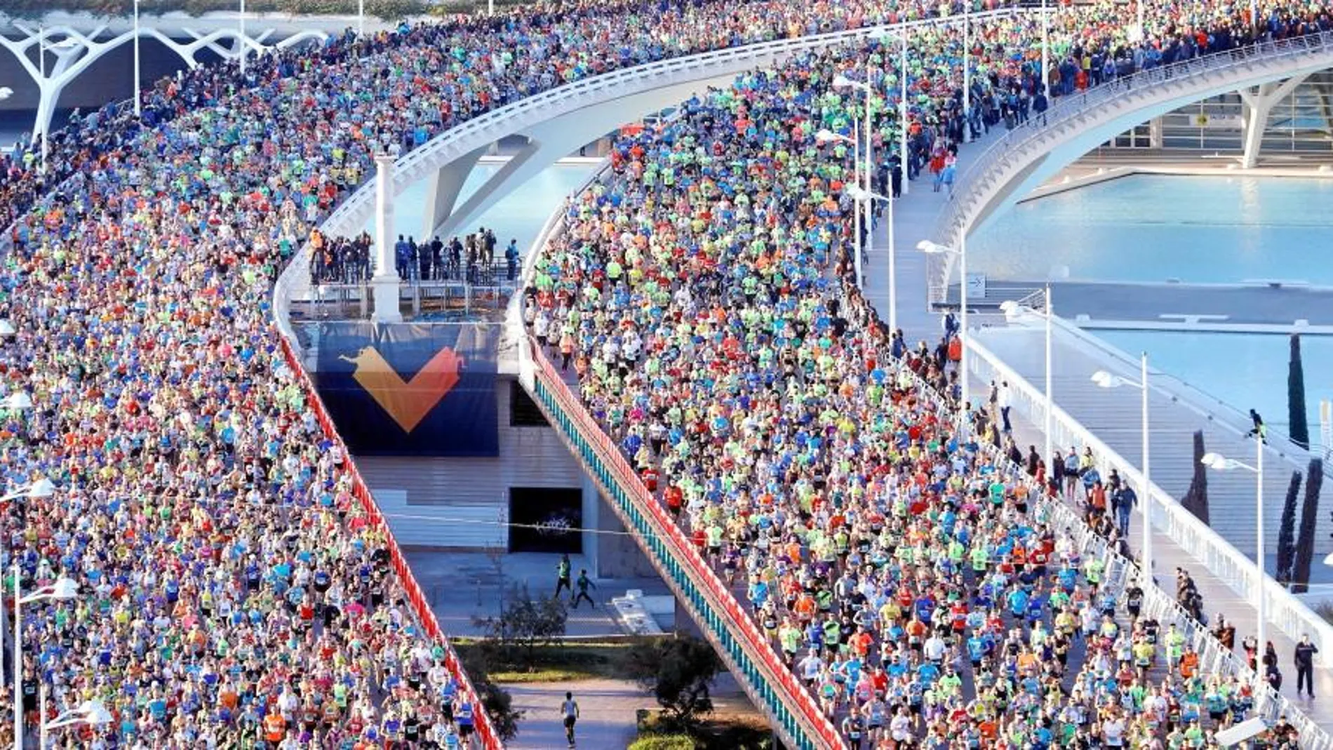 Kitwara mejoró el récord y 19.000 atletas recorrieron las calles de Valencia en la única maratón de España que cuenta con la Etiqueta de Oro de la IAAF