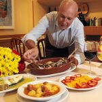 El cocinero Pepe Morán prepara uno de los platos del menú «Fogones Españoles» que, por 40 euros, podrán degustar los comensales en De La Riva