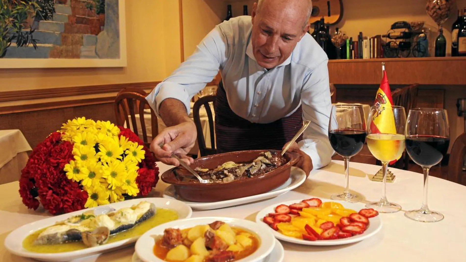 El cocinero Pepe Morán prepara uno de los platos del menú «Fogones Españoles» que, por 40 euros, podrán degustar los comensales en De La Riva