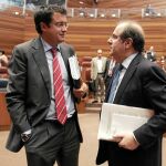 El presidente Herrera conversa con el portavoz del PSOE en las Cortes, Óscar López, en el último pleno
