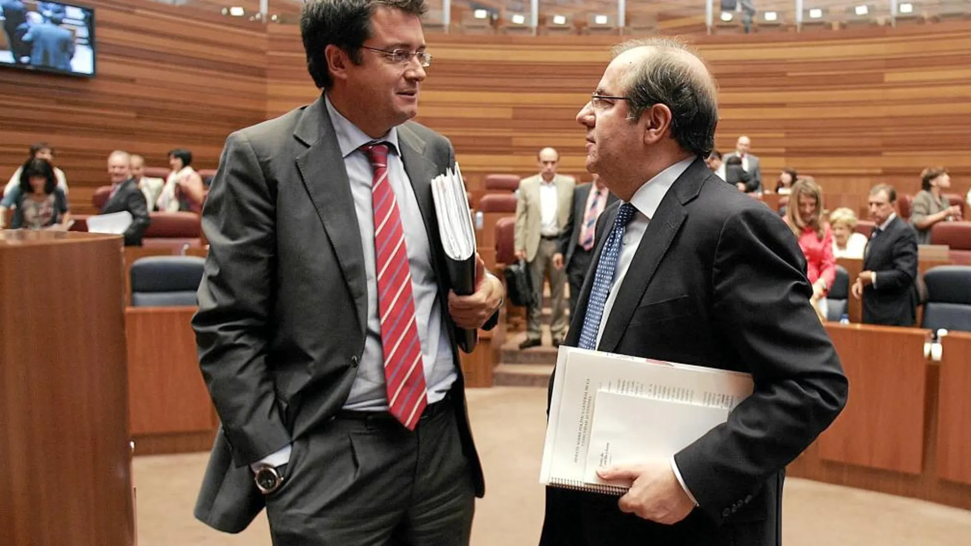 El presidente Herrera conversa con el portavoz del PSOE en las Cortes, Óscar López, en el último pleno