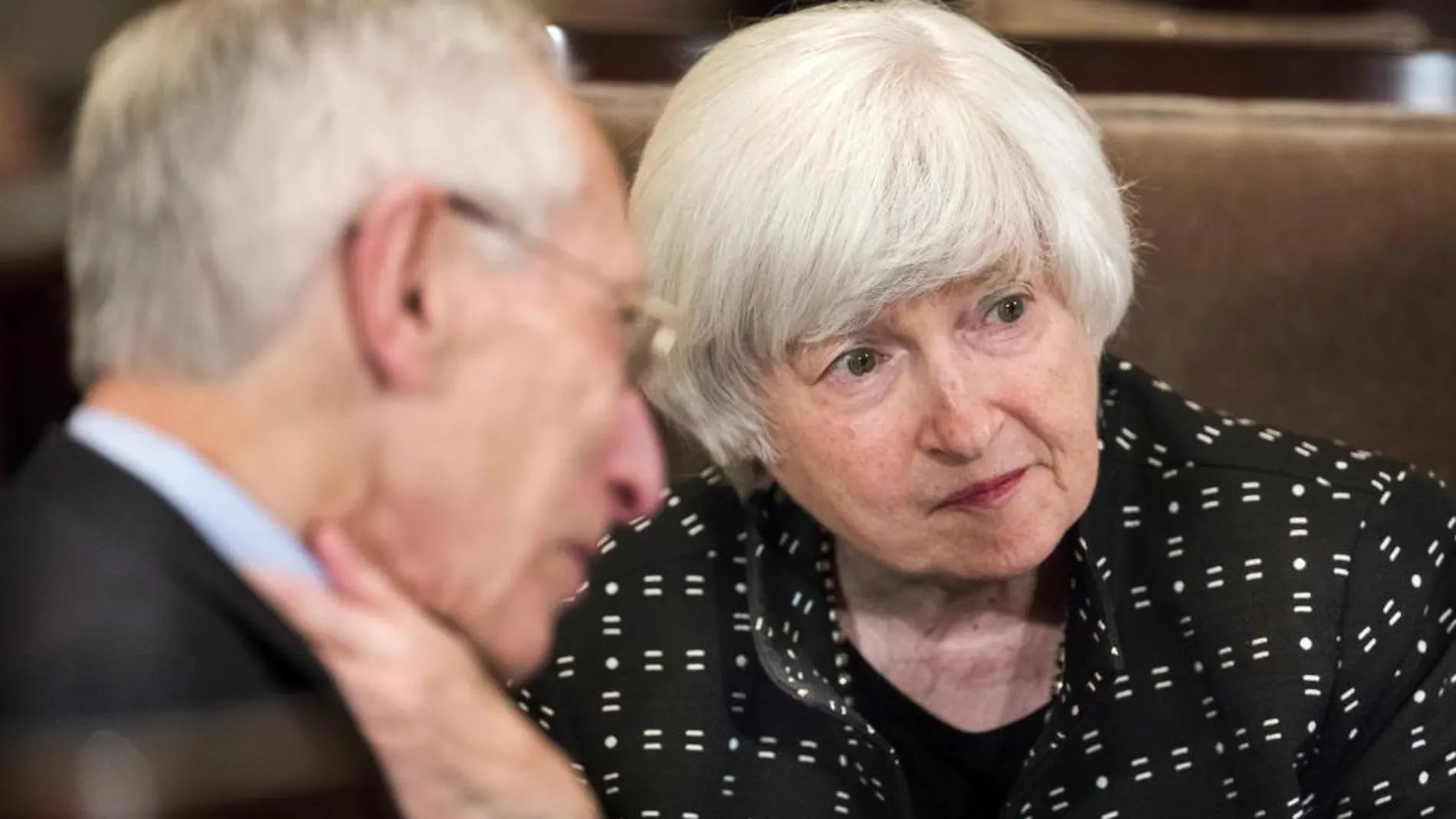 La presidenta de la Reserva Federal, Janet Yellen habla con el vicepresidente de la misma, Stanley Fischer