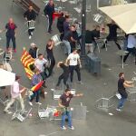 La batalla campal provocó serios desperfectos en un céntrico bar de Barcelona