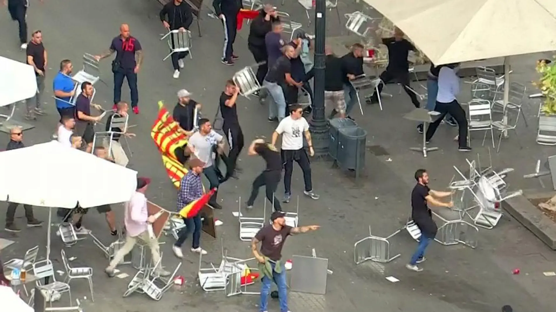 La batalla campal provocó serios desperfectos en un céntrico bar de Barcelona