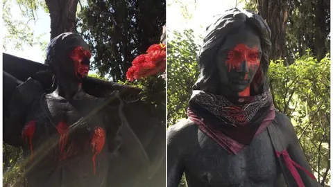 - Imágenes facilitadas por Antonio Miguel Carmona, concejal socialista, de las estatuas del cementerio de la Almudena de Madrid dedicadas a Lola Flores y Antonio Flores que han aparecido este fin de semana con pintadas en los senos, la cara y los dedos