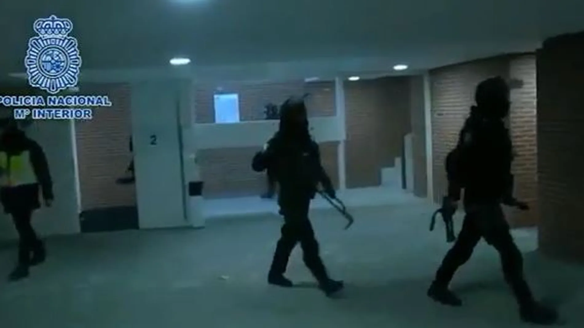Momento en que los agentes entran en el edificio para detener al presunto yihadista