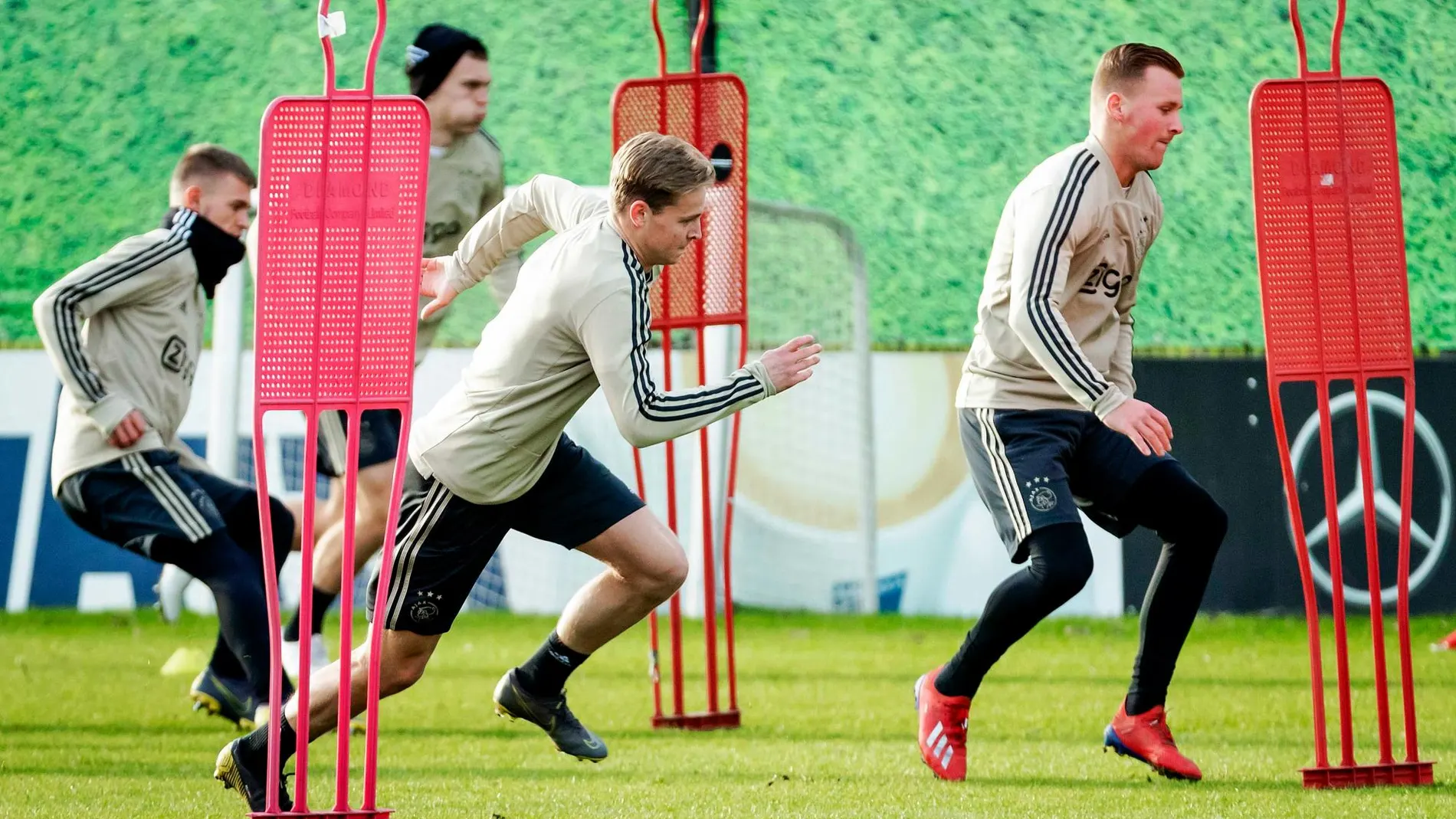 De Jong se entrenó ayer y, según Ten Hag, va a estar disponible para el encuentro de hoy