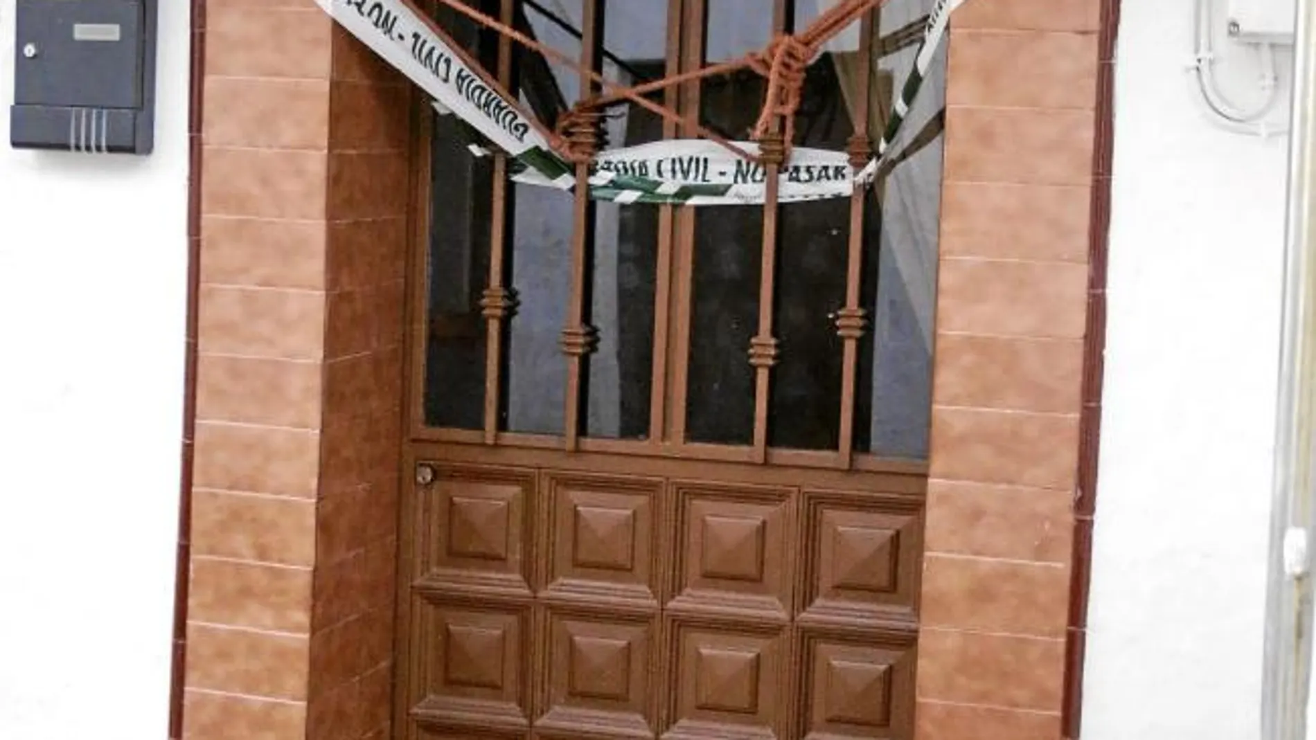En esta vivienda, a la que al parecer hacía poco tiempo se habían mudado, se hallaron los cadáveres de la pareja
