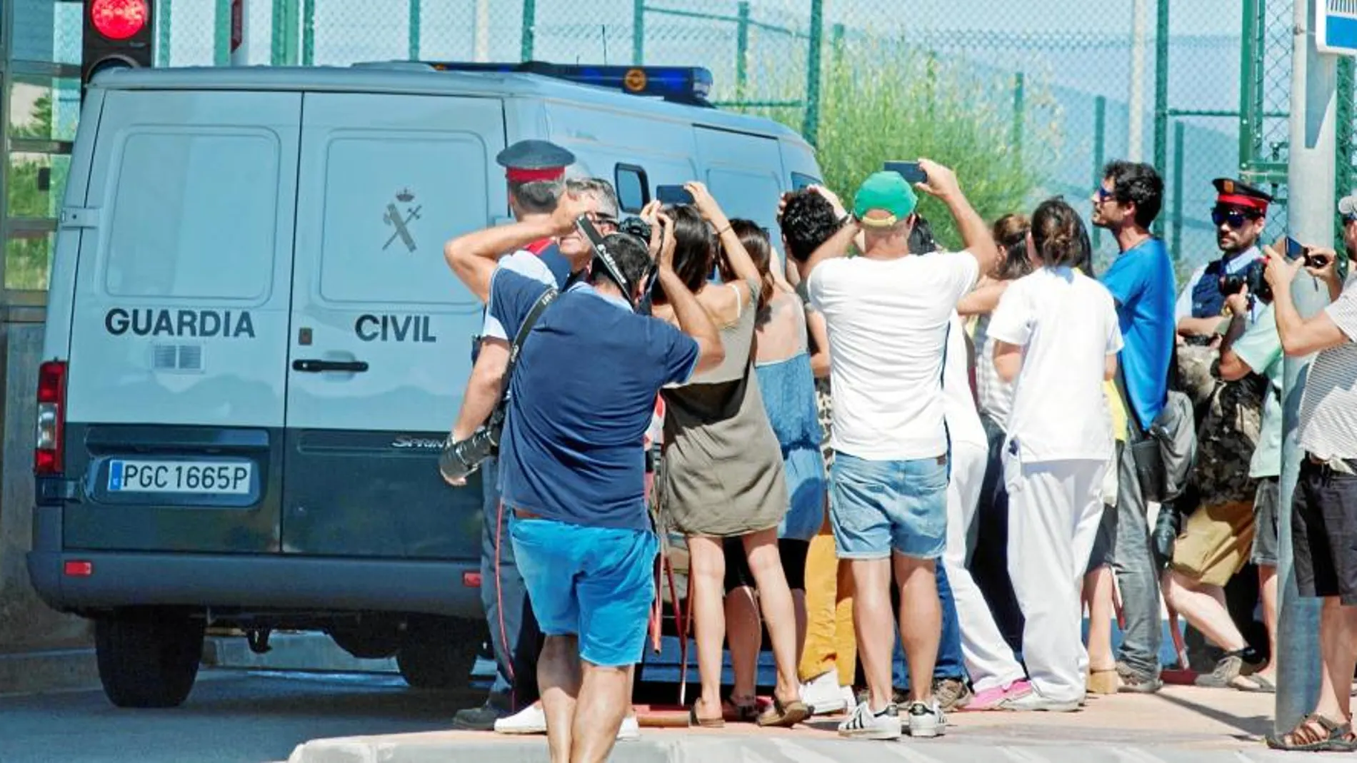 Periodistas, curiosos y simpatizantes de la causa independentista con lazos amarillos recibieron el furgón de la Guardia Civil cuando trasladaron a los dirigentes catalanes a las prisiones de Cataluña