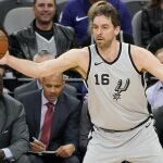 Pau Gasol de los San Antonio Spurs controla la pelota durante un partido de baloncesto de la NBA entre San Antonio Spurs y Phoenix Suns