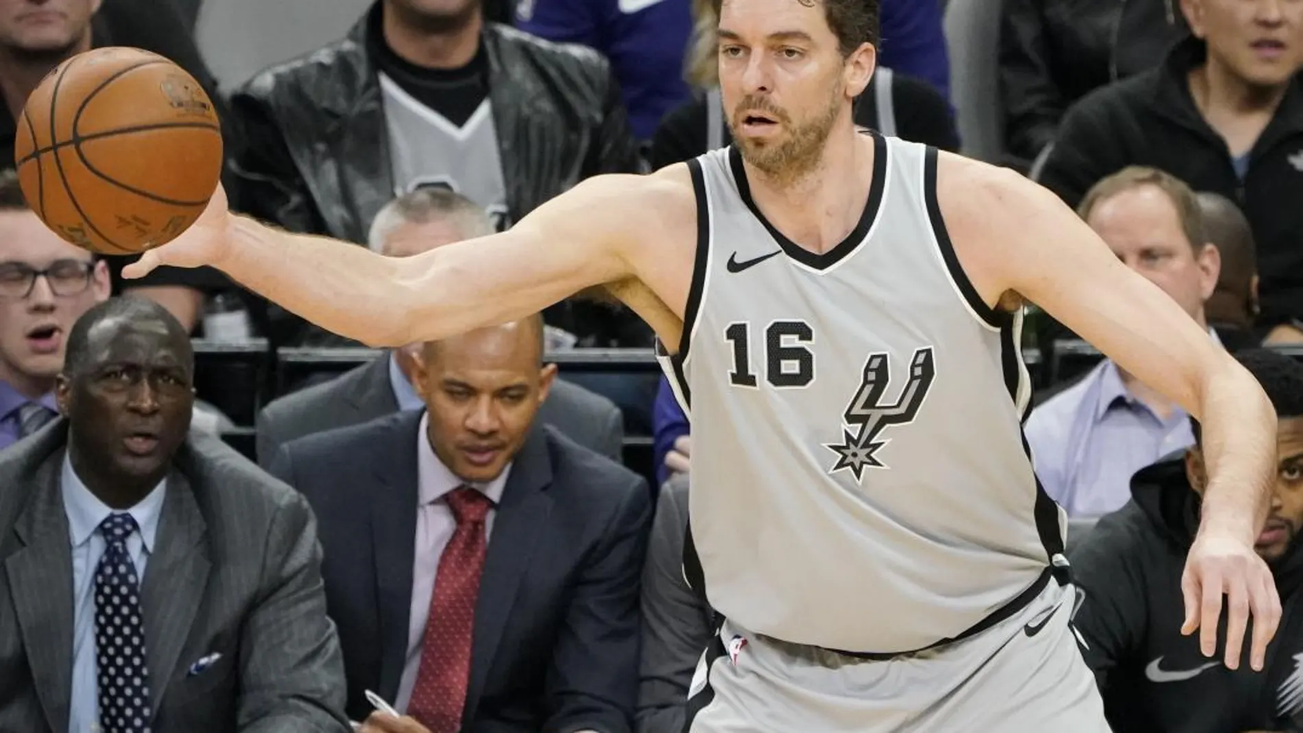 Pau Gasol de los San Antonio Spurs controla la pelota durante un partido de baloncesto de la NBA entre San Antonio Spurs y Phoenix Suns