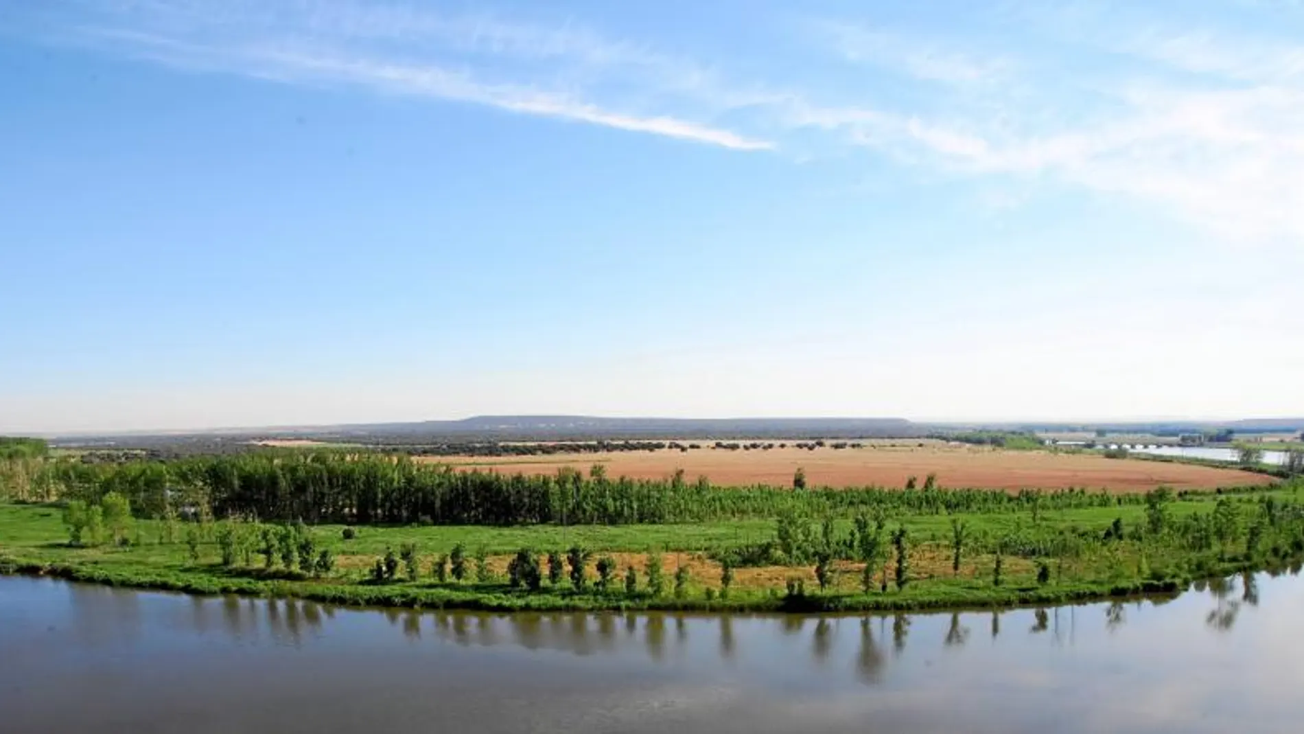 Barcolobo es un oasis en la meseta castellana, rodeado por el Duero por un lado y por el monte de encinas por el otro. Abajo, Amelia Rincón y Fernando Isidro Rincón