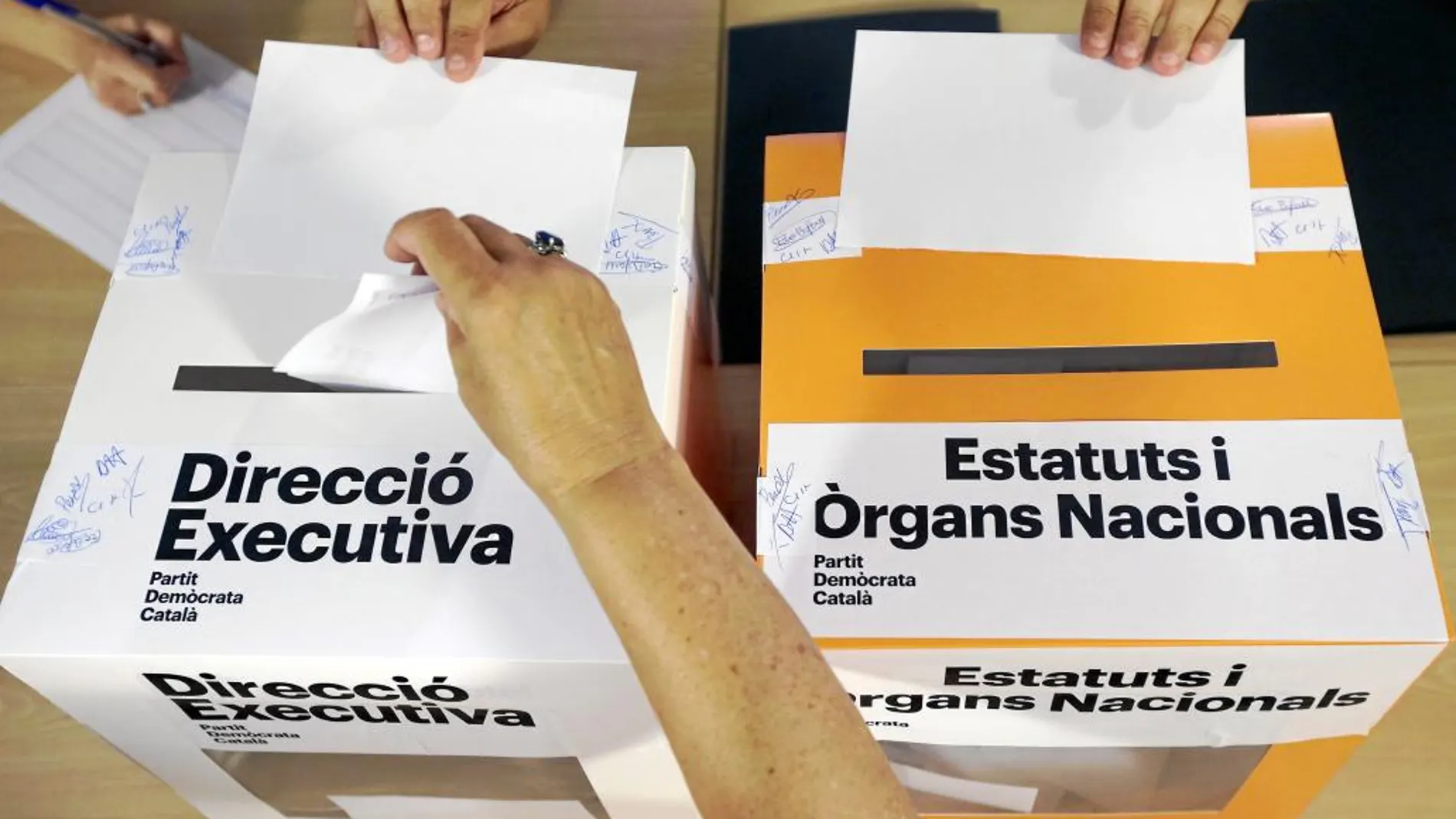Una asociada del partido vota en las elecciones para elegir cargos internos del Partit Demòcrata Català (antigua Convergència), ayer, en Barcelona.