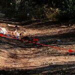 Vista de semiconjunto de la posición del artefacto explosivo simulado respecto al cuerpo del finado referenciado corno indicio 8