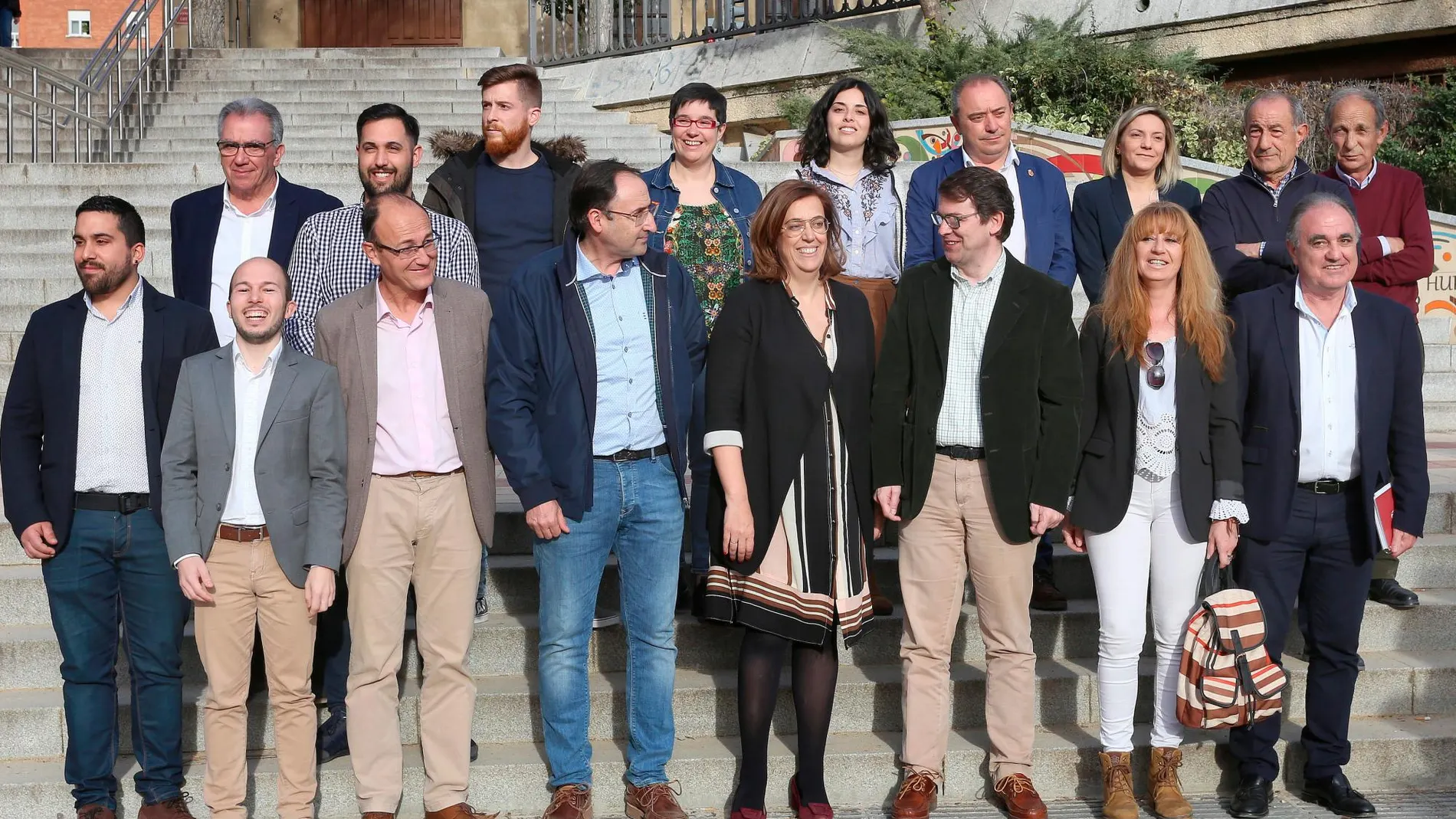 El presidente del PP, Alfonso Fernández Mañueco, junto a Ángeles Armisén, Alfonso Polanco y varios candidatos populares a alcaldías de localidades palentinas