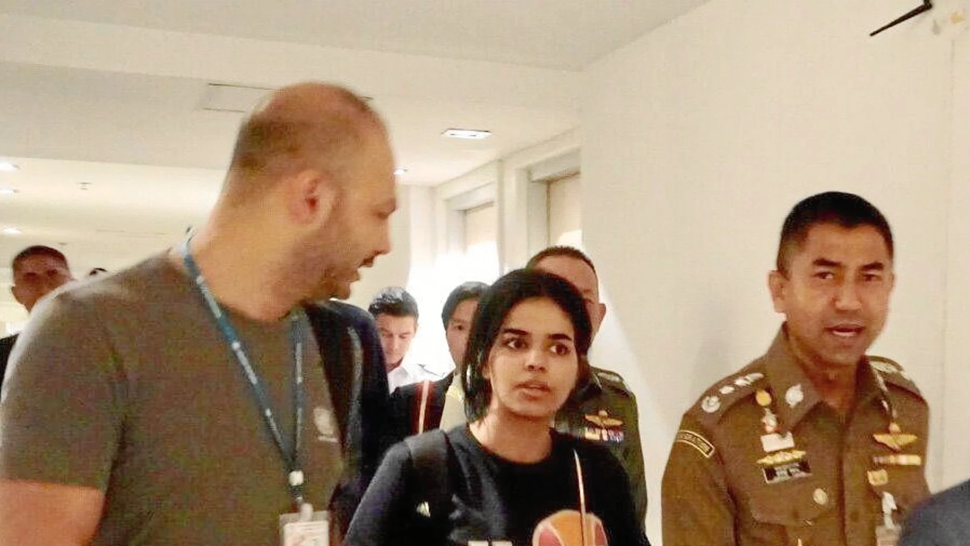 La adolescente saudí Rahaf Al Qunum accedió a salir de su habitación de hotel sólo cuando se le aseguró que no volvería a Arabia Saudí