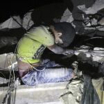 Imagen del rescate de víctimas tras un bombardeo en un barrio próximo a Alepo.