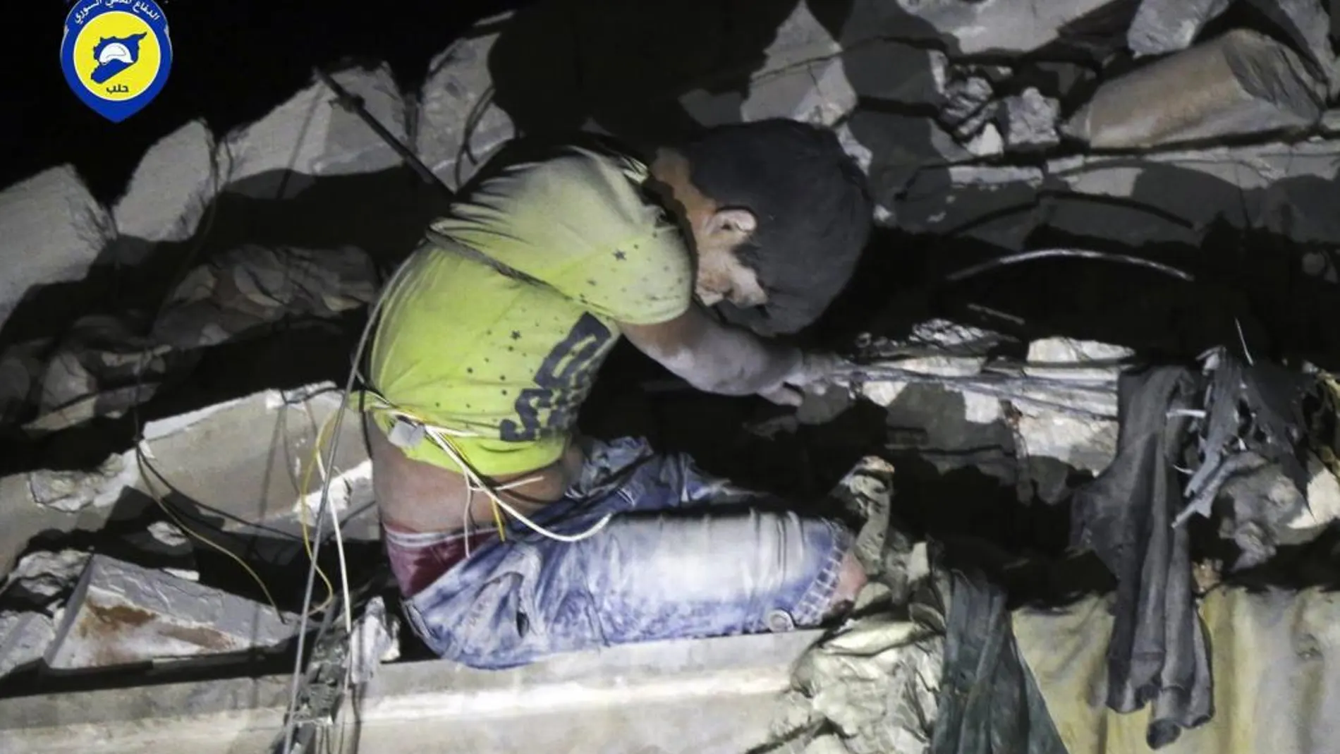 Imagen del rescate de víctimas tras un bombardeo en un barrio próximo a Alepo.