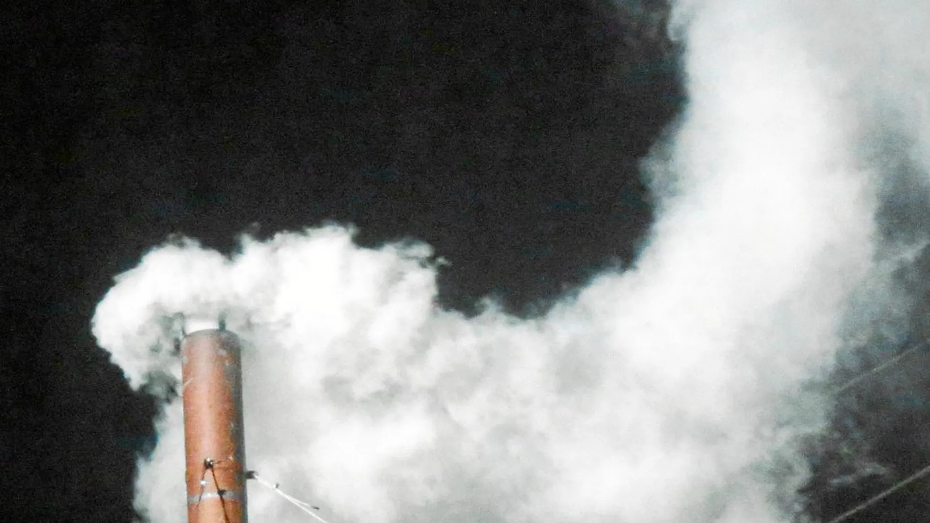Fumata blanca saliendo de la chimenea de la Capilla Sixtina tras la elección de Bergoglio como Pontífice