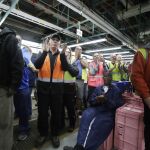 Trabajadores de la planta de Ford en Flat Rock (Michigan) celebran la inversión de 700 millones de la compañía en la fábrica