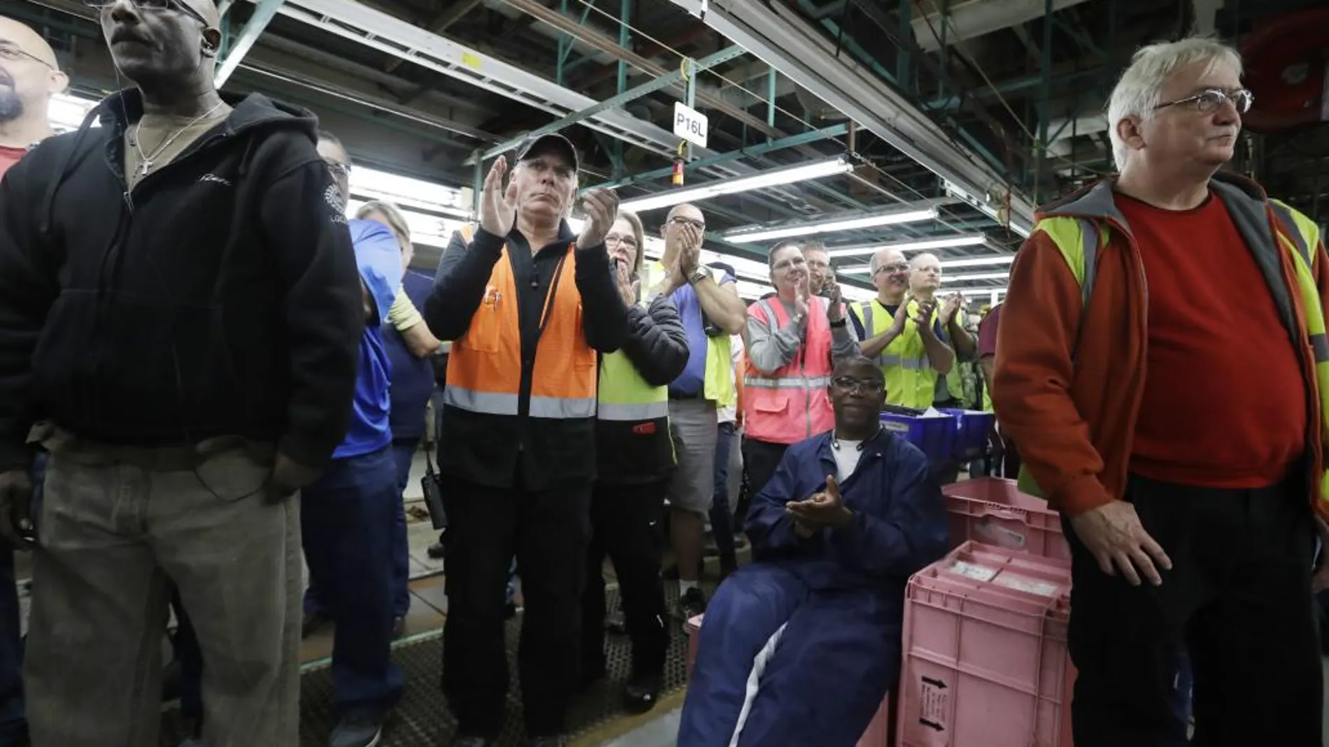 Trabajadores de la planta de Ford en Flat Rock (Michigan) celebran la inversión de 700 millones de la compañía en la fábrica
