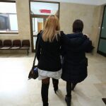 La mujer agredida en Ponferrada junto a su abogada