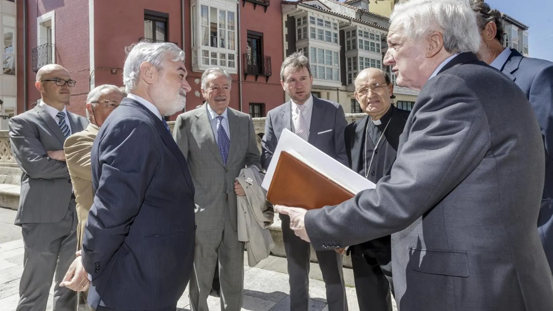 El vicepresidente de la Fundación VIII Centenario Catedral. Burgos 2021,, Antonio Méndez Pozo, conversa con el alcalde de Burgos, Javier Lacalle, y con el presidente de la Real Academia Española (RAE), Darío Villanueva, entre otros, durante un encuentro celebrado en Burgos / Ricardo Ordóñez/Ical