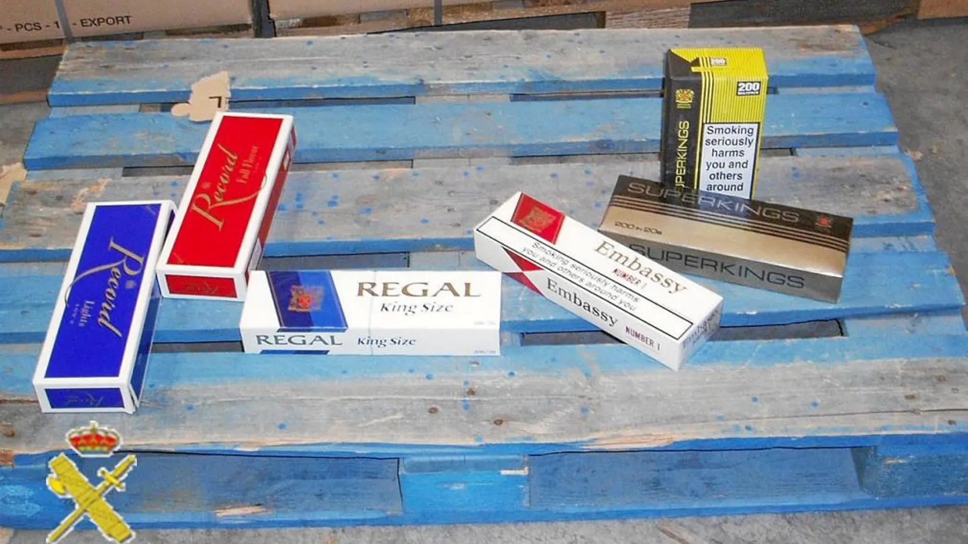 Imagen de archivo facilitada por la Guardia Civil de cartones de tabaco decomisados en Madrid