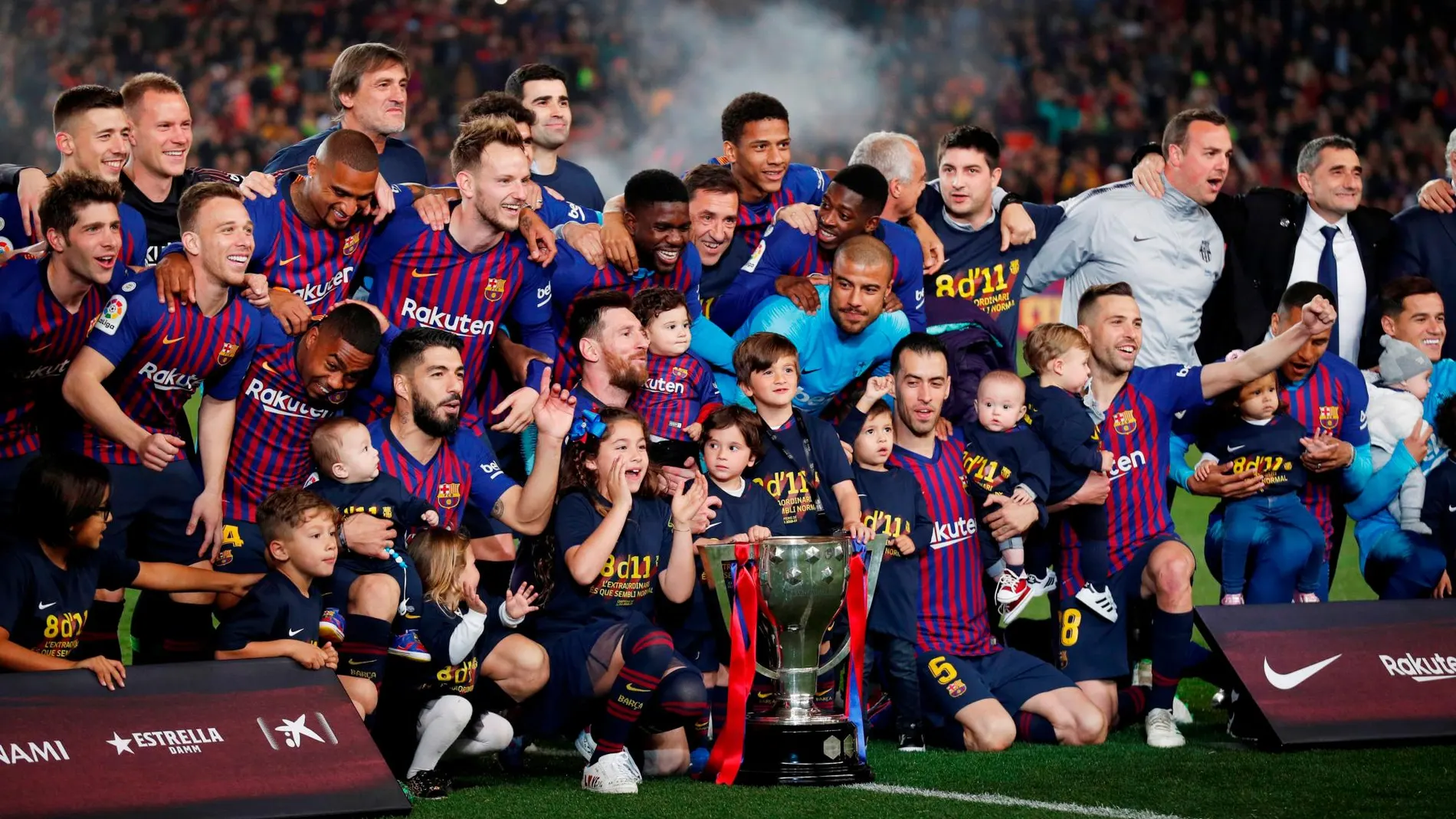 Los jugadores posan con la copa junto a sus hijos