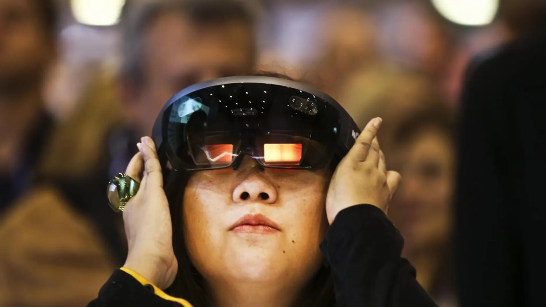Una visitante prueba un nuevo modelo de gafas de realidad virtual durante la segunda jornada de la Web Summit en Lisboa, Portugal, hoy, 8 de noviembre de 2016