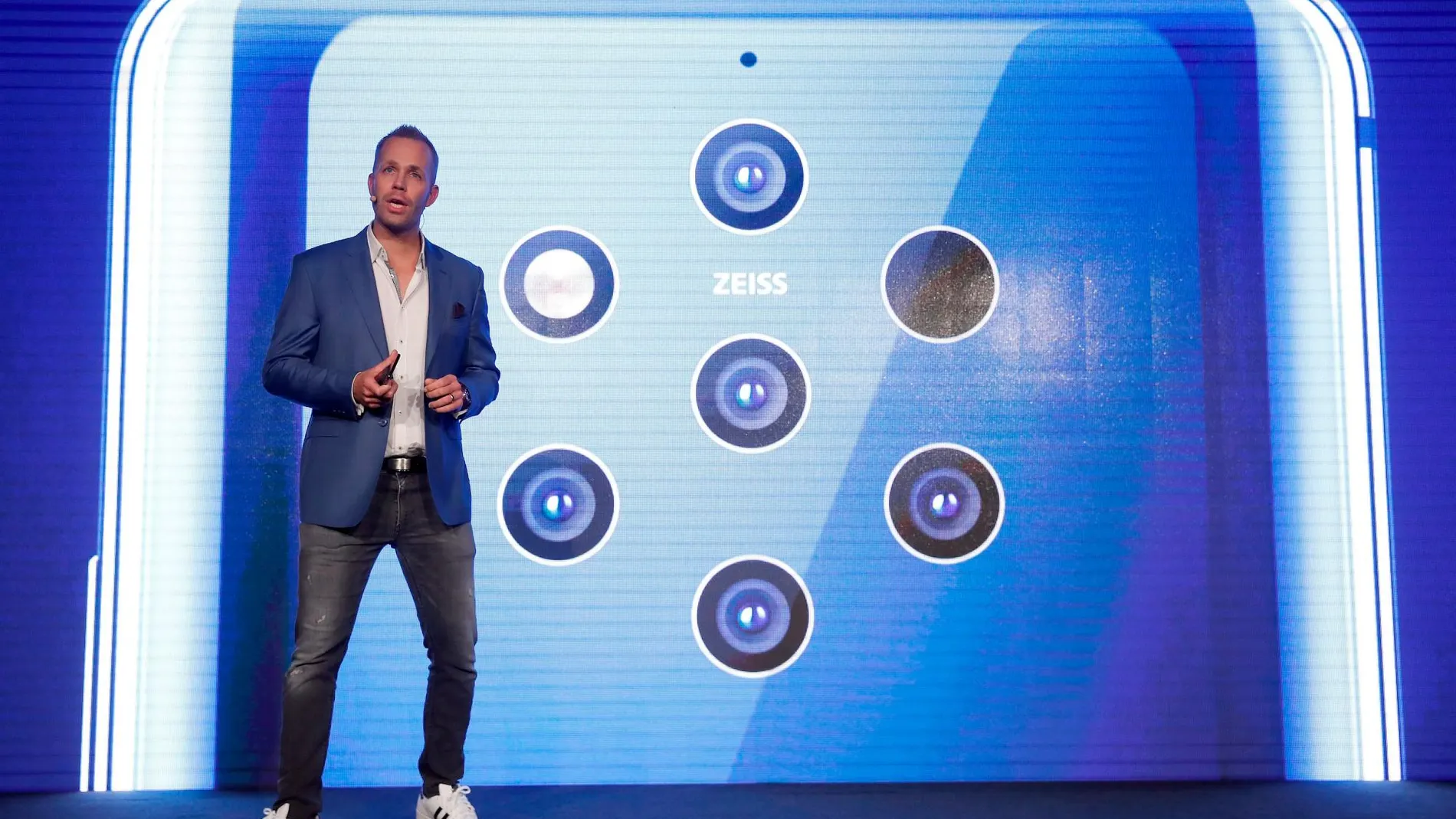 El director de producto de HMD, Juho Sarvikas, muestra un Nokia 9 Pureview