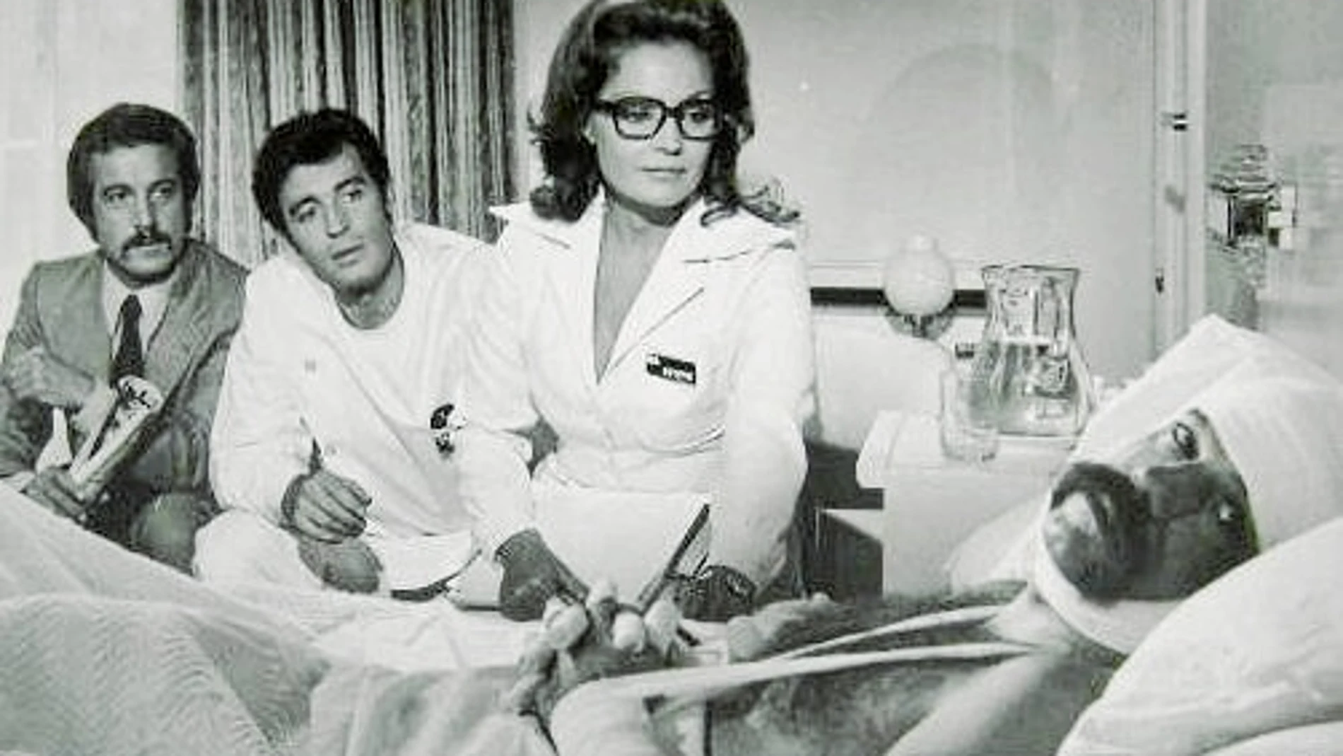 Carmen Sevilla (aquí junto a Ramiro Oliveros y Manuel Zarzo) fue la enfermera del paciente Íñigo en «Terapia al desnudo» (1975)