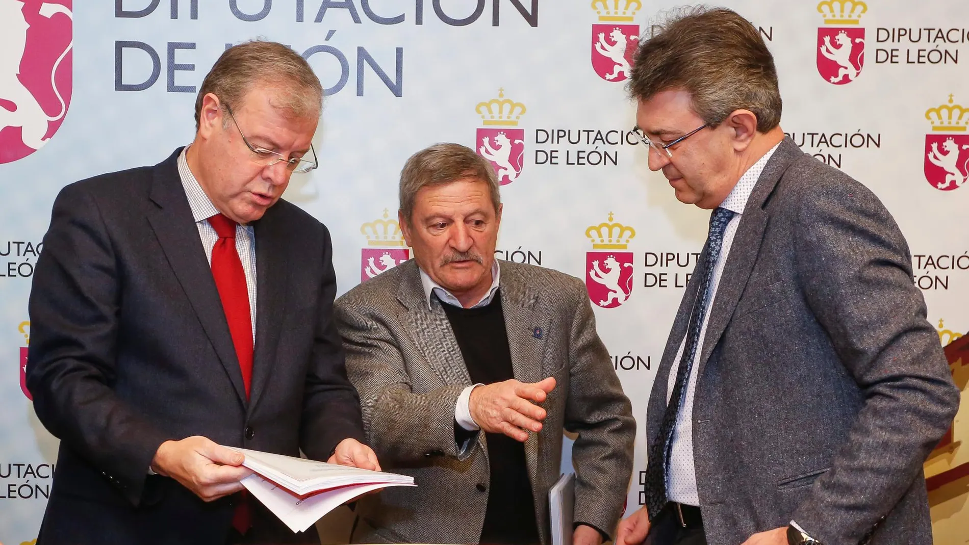 El alcalde de León, Antonio Silván, el presidente de la Diputación, Juan Martínez Majo, y el presidente de la Federación de Asociaciones del Camino de Santiago, Luis Perrino