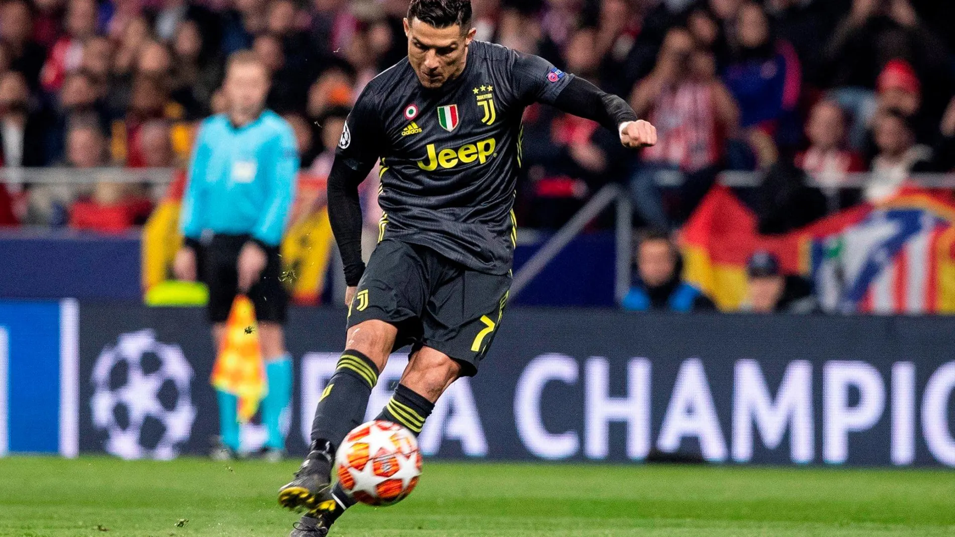 Cristiano Ronaldo lanza una falta durante el partido. EFE/Rodrigo Jiménez