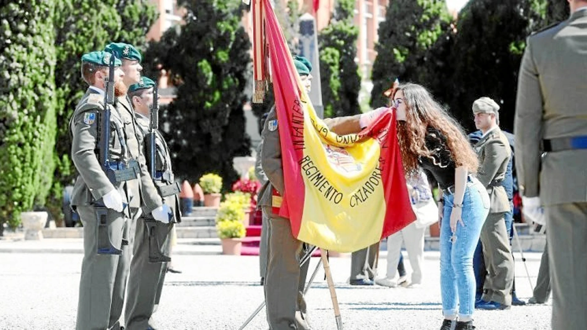 En la imagen, una joven besa y jura la bandera, en la edición del año pasado, celebrada en el cuartel del Bruc de Barcelona / Efe