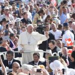 El Papa Francisco saluda a los feligreses a su llegada a la audiencia general de los miércoles en la plaza de San Pedro en la Ciudad del Vaticano